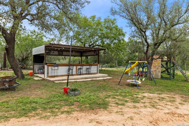 445 TOMBLIN RD, Bigfoot, TX 78005