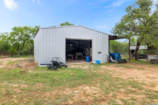 445 TOMBLIN RD, Bigfoot, TX 78005
