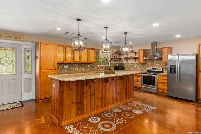 445 TOMBLIN RD, Bigfoot, TX 78005