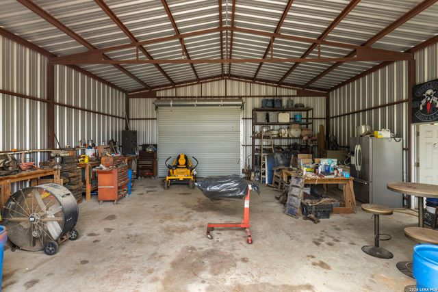 445 TOMBLIN RD, Bigfoot, TX 78005