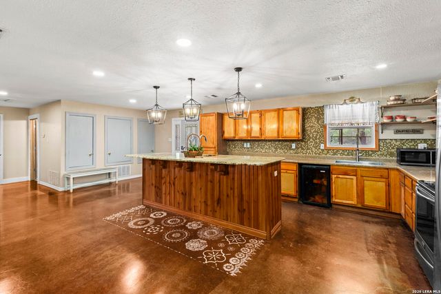 445 TOMBLIN RD, Bigfoot, TX 78005