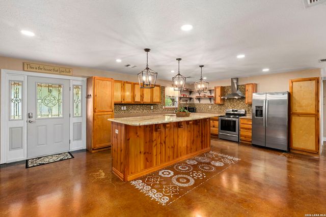 445 TOMBLIN RD, Bigfoot, TX 78005