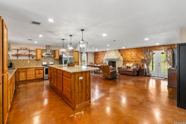 445 TOMBLIN RD, Bigfoot, TX 78005