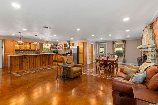 445 TOMBLIN RD, Bigfoot, TX 78005