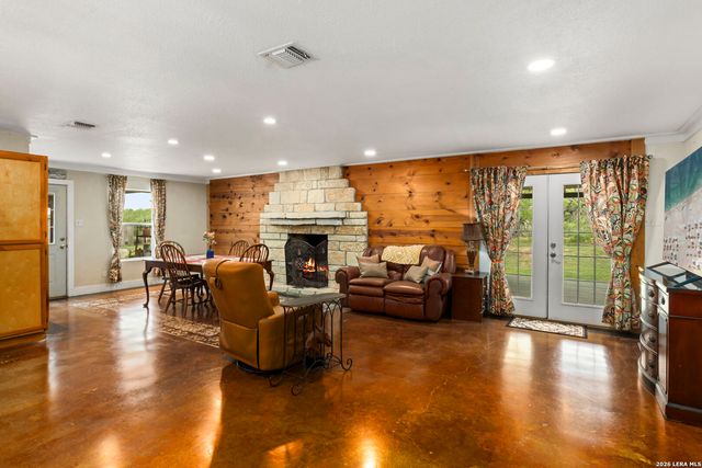 445 TOMBLIN RD, Bigfoot, TX 78005