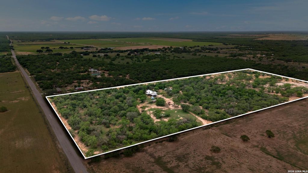 445 TOMBLIN RD, Bigfoot, TX 78005