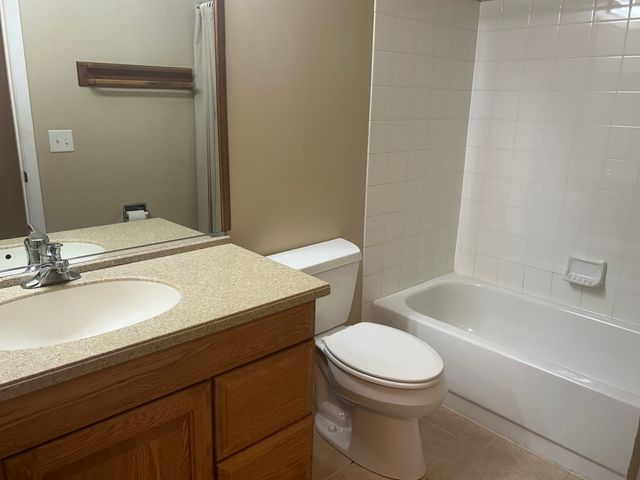 20 Ashburn Court W1, Schaumburg, IL 60193