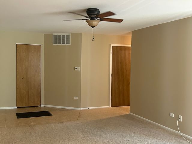 20 Ashburn Court W1, Schaumburg, IL 60193