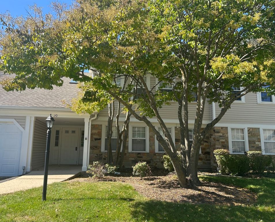 20 Ashburn Court W1, Schaumburg, IL 60193