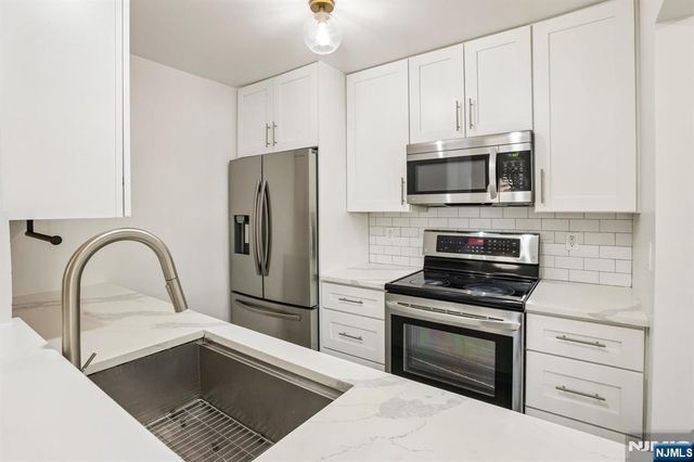 100 Crown Court 471, Edgewater, NJ 07020