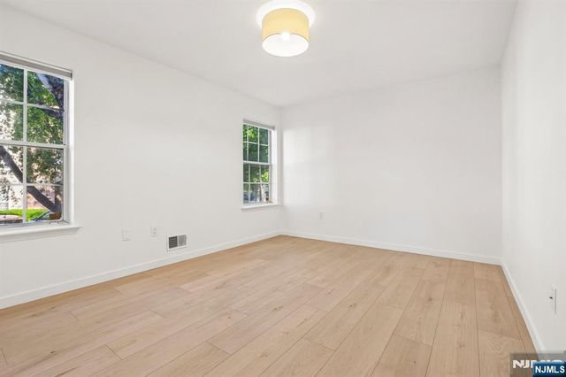 100 Crown Court 471, Edgewater, NJ 07020