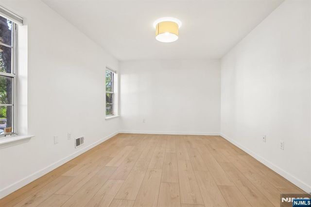 100 Crown Court 471, Edgewater, NJ 07020