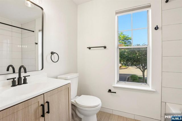 100 Crown Court 471, Edgewater, NJ 07020