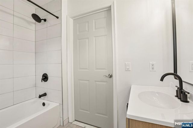 100 Crown Court 471, Edgewater, NJ 07020