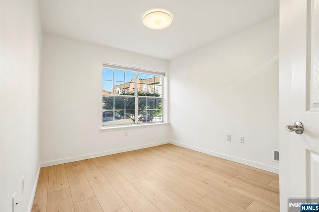 100 Crown Court 471, Edgewater, NJ 07020