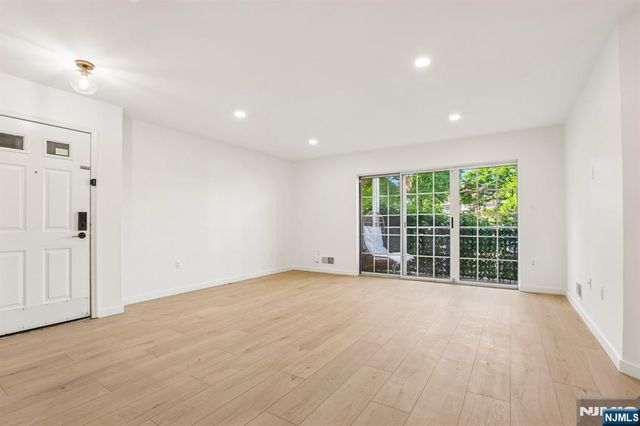 100 Crown Court 471, Edgewater, NJ 07020