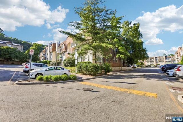 100 Crown Court 471, Edgewater, NJ 07020