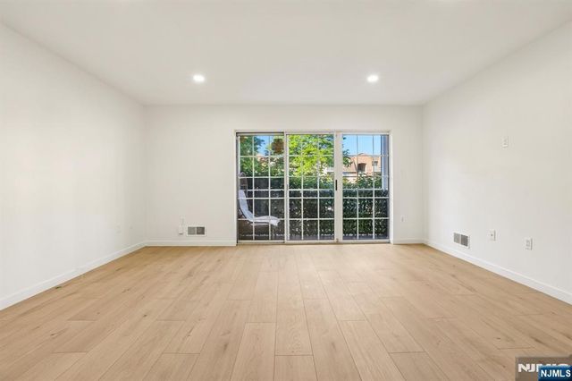 100 Crown Court 471, Edgewater, NJ 07020