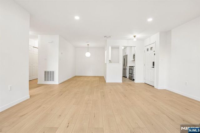 100 Crown Court 471, Edgewater, NJ 07020