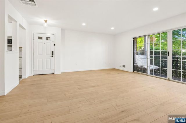 100 Crown Court 471, Edgewater, NJ 07020
