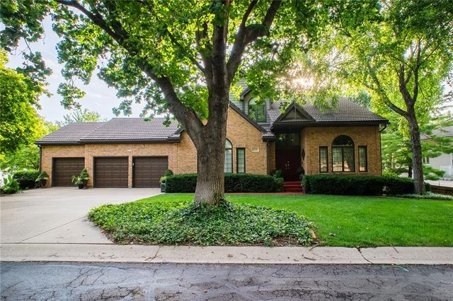 12668 Sherwood Drive, Leawood, KS 66209