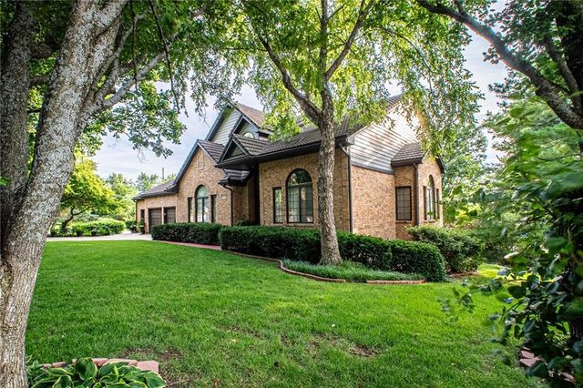 12668 Sherwood Drive, Leawood, KS 66209