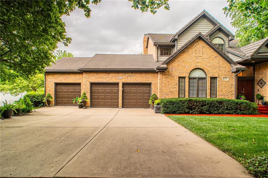 12668 Sherwood Drive, Leawood, KS 66209