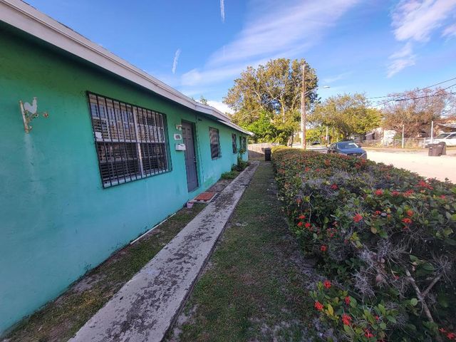 4901 Spruce Avenue SE, West Palm Beach, FL 33407