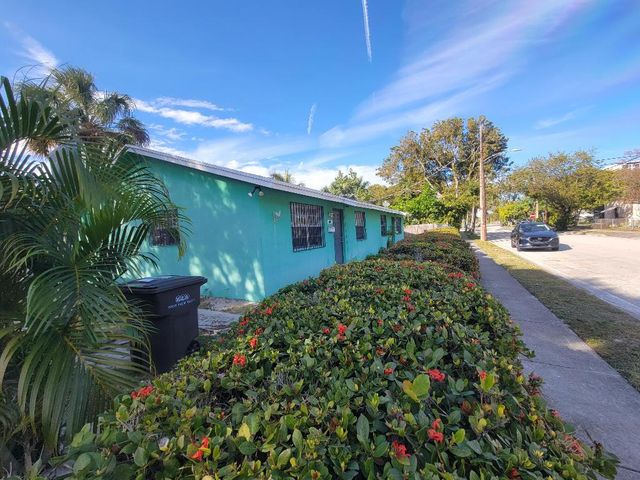 4901 Spruce Avenue SE, West Palm Beach, FL 33407