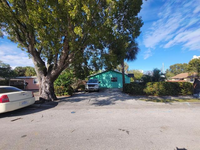 4901 Spruce Avenue SE, West Palm Beach, FL 33407