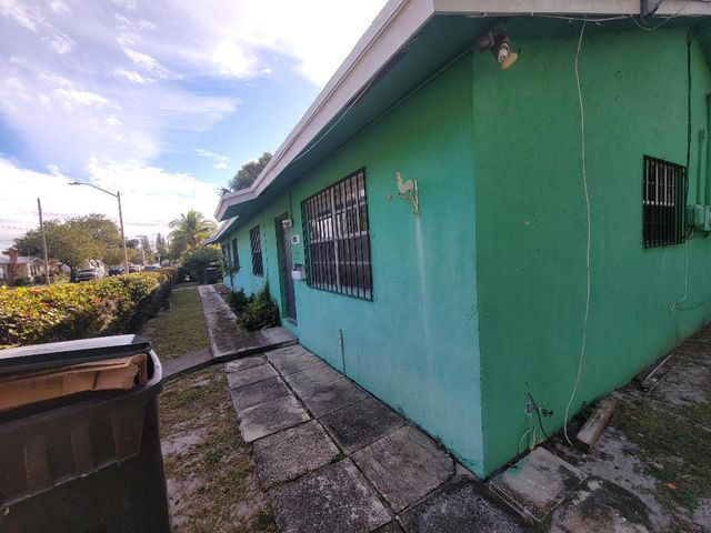 4901 Spruce Avenue SE, West Palm Beach, FL 33407