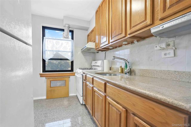 138-18 28th Road 2F, Flushing, NY 11354