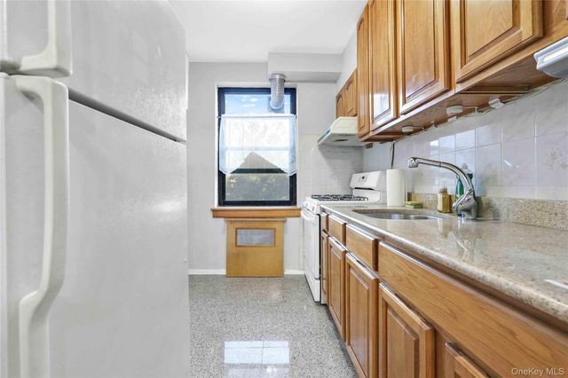 138-18 28th Road 2F, Flushing, NY 11354