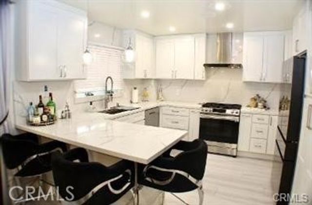 21015 Gresham, Canoga Park, CA 91304