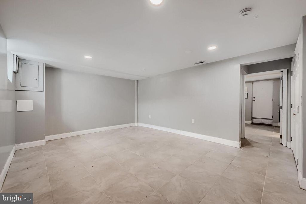 Image 15 of property listing at 1014 LYNDHURST ST, Baltimore, MD 21229