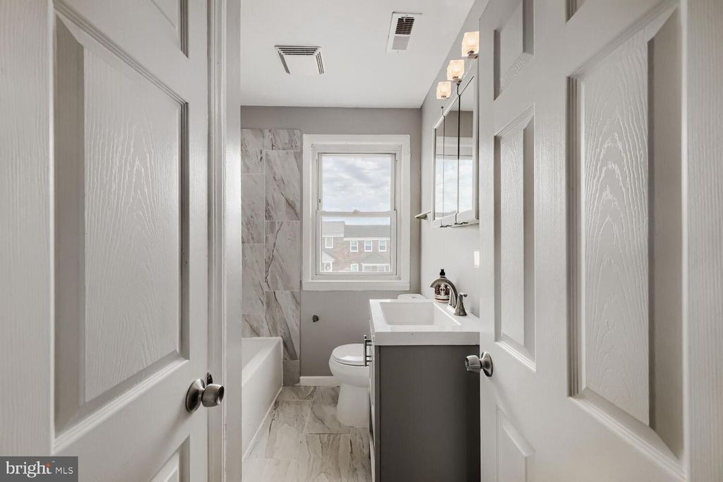 Image 21 of property listing at 1014 LYNDHURST ST, Baltimore, MD 21229