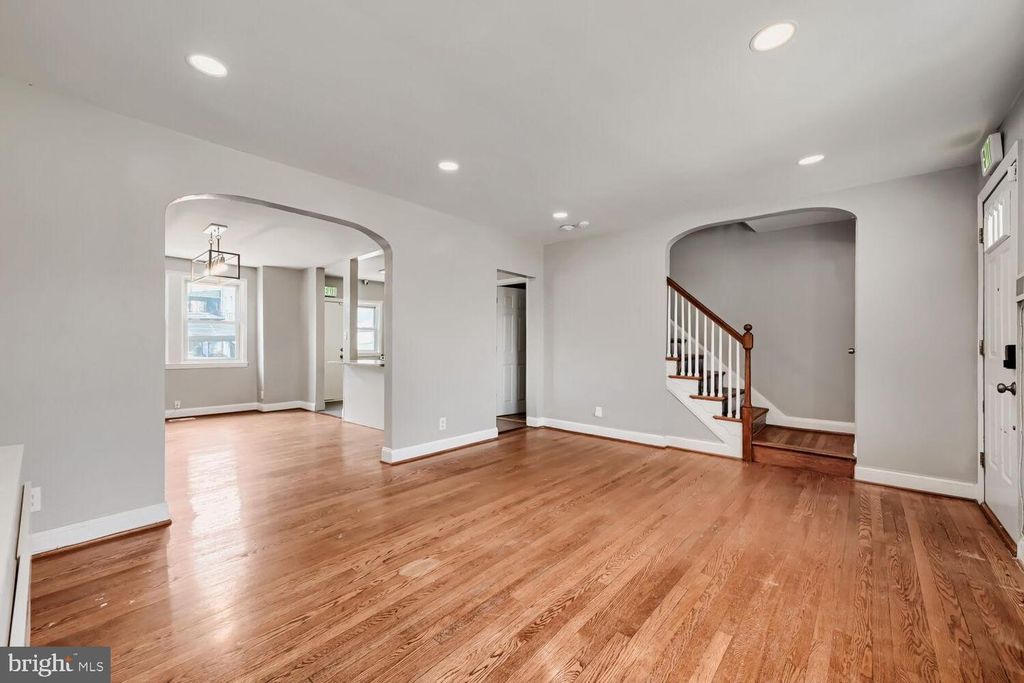 Image 5 of property listing at 1014 LYNDHURST ST, Baltimore, MD 21229