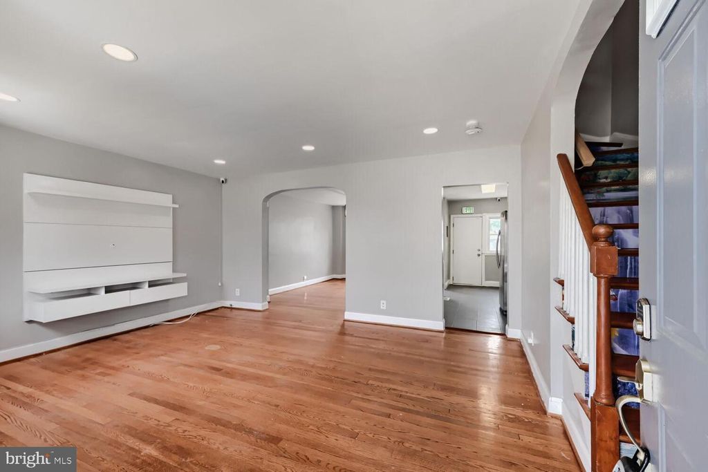 Image 7 of property listing at 1014 LYNDHURST ST, Baltimore, MD 21229
