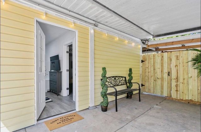 5202 N SEMINOLE AVENUE, Tampa, FL 33603
