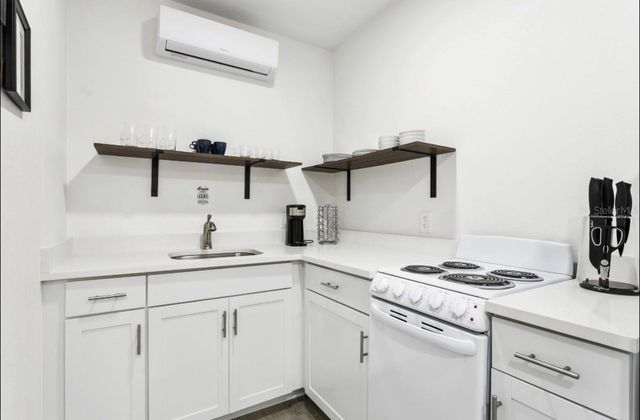 5202 N SEMINOLE AVENUE, Tampa, FL 33603