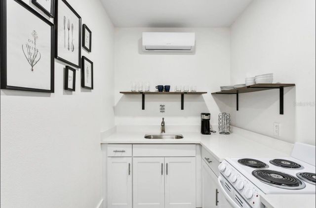 5202 N SEMINOLE AVENUE, Tampa, FL 33603