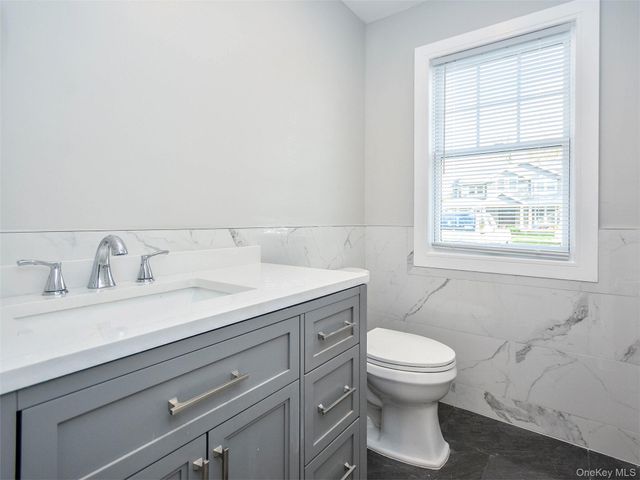 15 B Dunes Lane, Port Washington, NY 11050