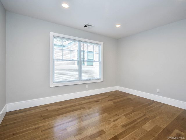 15 B Dunes Lane, Port Washington, NY 11050