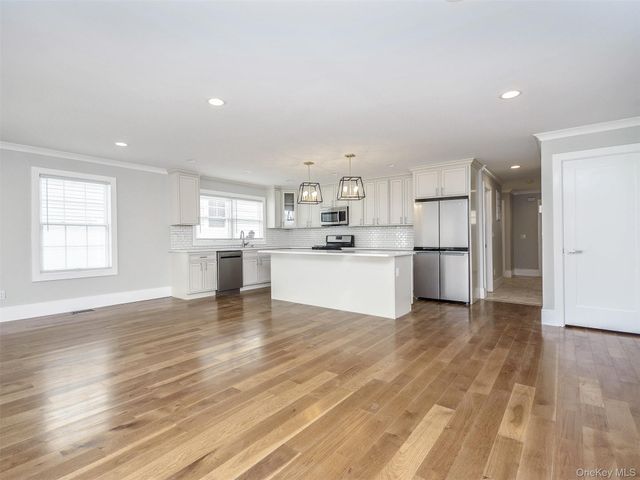 15 B Dunes Lane, Port Washington, NY 11050
