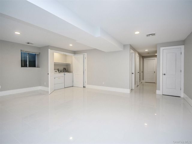 15 B Dunes Lane, Port Washington, NY 11050