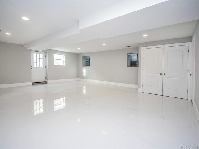 15 B Dunes Lane, Port Washington, NY 11050