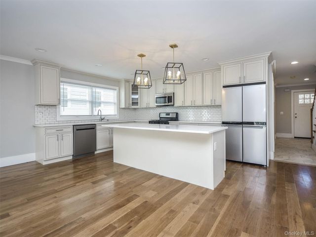 15 B Dunes Lane, Port Washington, NY 11050