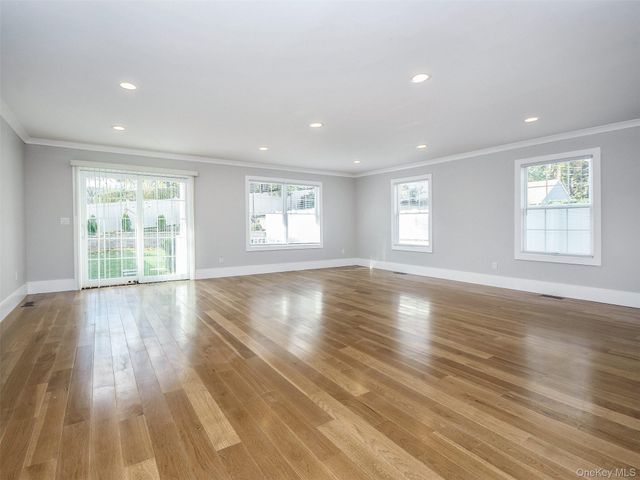 15 B Dunes Lane, Port Washington, NY 11050