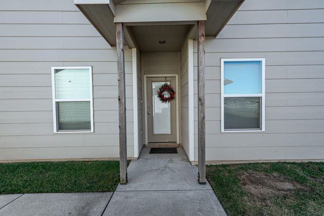 8110-8112 E 34th Ct S, Wichita, KS 67210