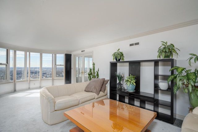 2525 S Shore DRIVE #25C, Milwaukee, WI 53207